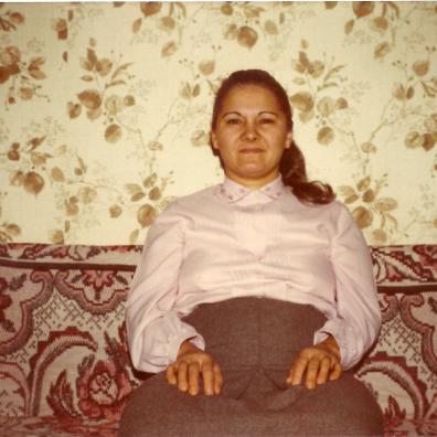 Frau auf einem Sofa sitzend