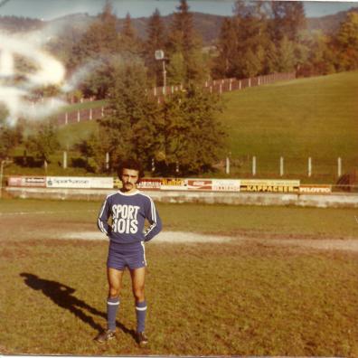 Mann im Fußballdress auf Fußballplatz