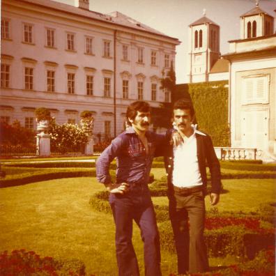 Zwei Männer im Mirabellgarten