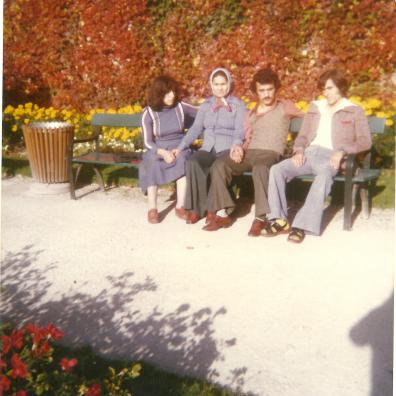 Zwei Frauen und zwei Männer auf Bank im Mirabellgarten