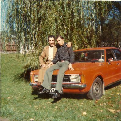 Zwei Männer auf Motorhaube sitzend