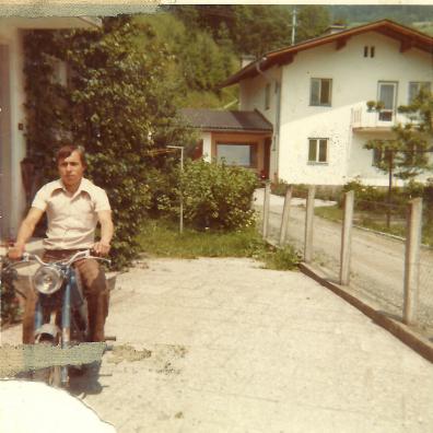 Mann auf Motorrad sitzend