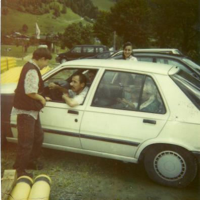 Voll besetztes Auto auf einem Parkplatz