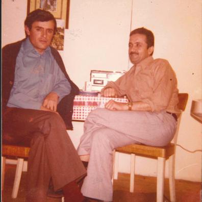 Zwei Männer an einem Küchentisch sitzend