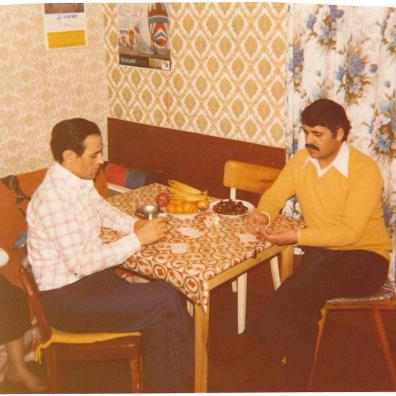 Zwei Männer beim Kartenspielen