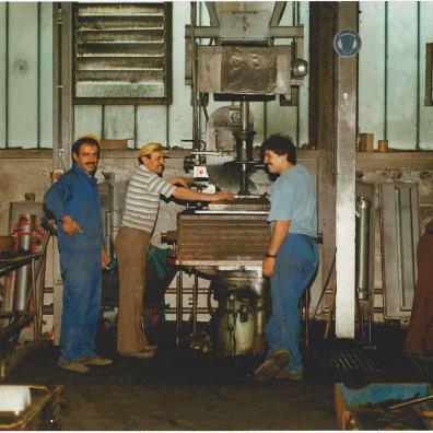 Drei Männer in einer Glockengießerei