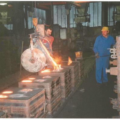 Zwei Männer bei der Arbeit in einer Glockengießerei