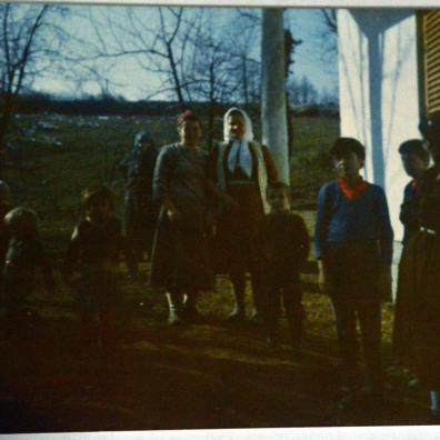 Frauen und Kinder im Garten