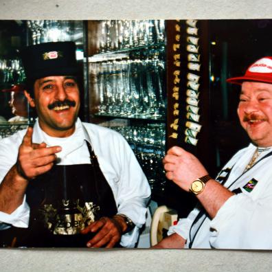 Zwei Männer in einer Bar