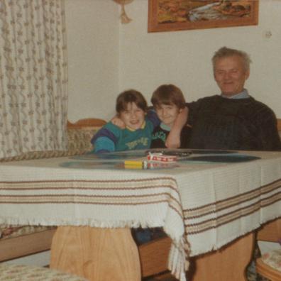 Mann mit zwei Kindern an einem Tisch