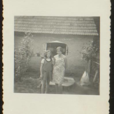 Zwei Frauen vor einem Haus