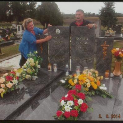 Frau und Mann am Friedhof
