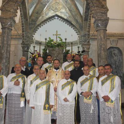 Ordensmänner in einer Kirche