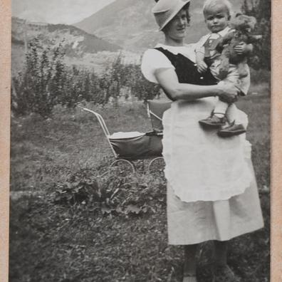 Frau mit Kleinkind am Arm
