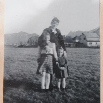 Frau mit Mädchen auf einer Wiese