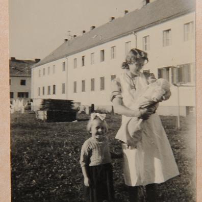 Frau mit zwei Kindern