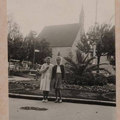 Zwei Mädchen vor einer Kirche