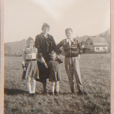 Frau mit Kindern auf einer Wiese