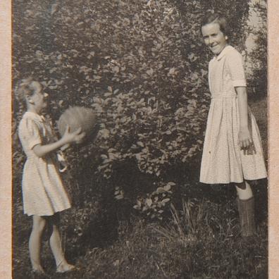 Zwei Mädchen mit einem Ball