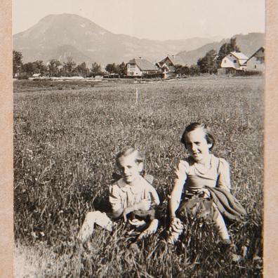 Zwei Mädchen auf einer Wiese sitzend