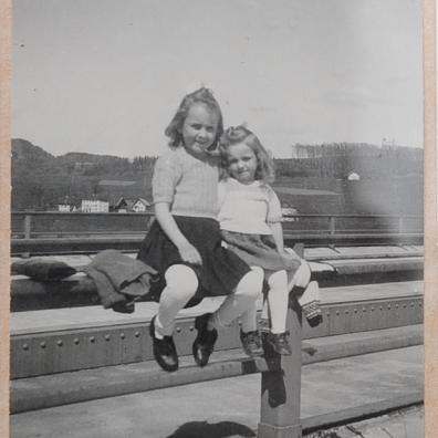 Zwei Mädchen auf einem Zaun sitzend