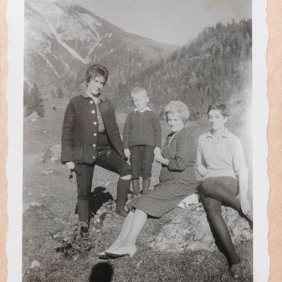 Gruppenbild vor Bergkulisse