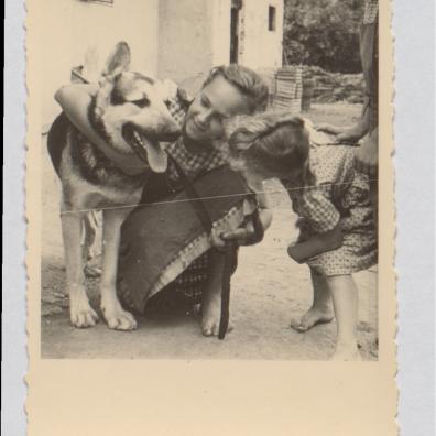 Mädchen mit Hund