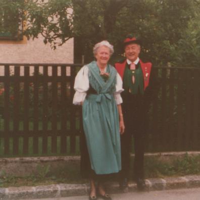 Frau und Mann in Tracht