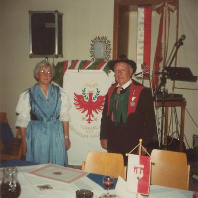 Frau und Mann mit einer Fahne