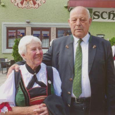 Frau und Mann in Tracht