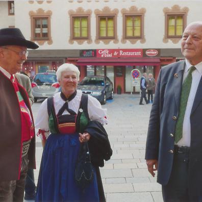 Zwei Männer und eine Frau in Tracht