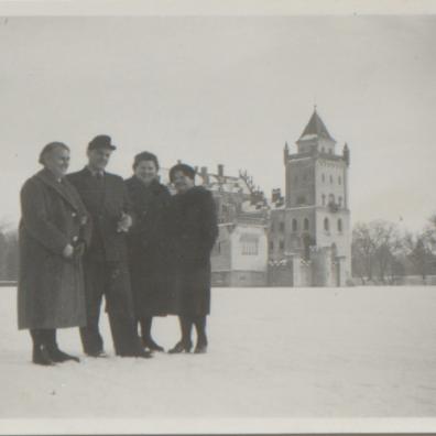 Familienbild vor Schloss Anif