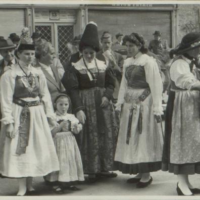 Frauen in Tracht