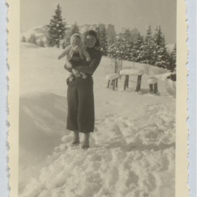 Mutter mit Kleinkind in einer Winterlandschaft