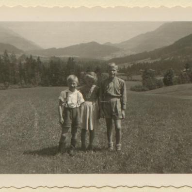 Kinder auf einer Wiese