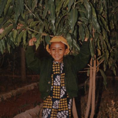 Ein Junge vor einem Baum