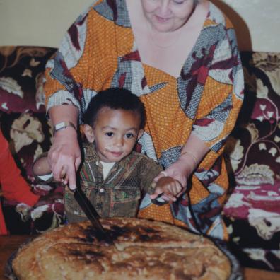 Kleiner Junge mit seiner Mutter